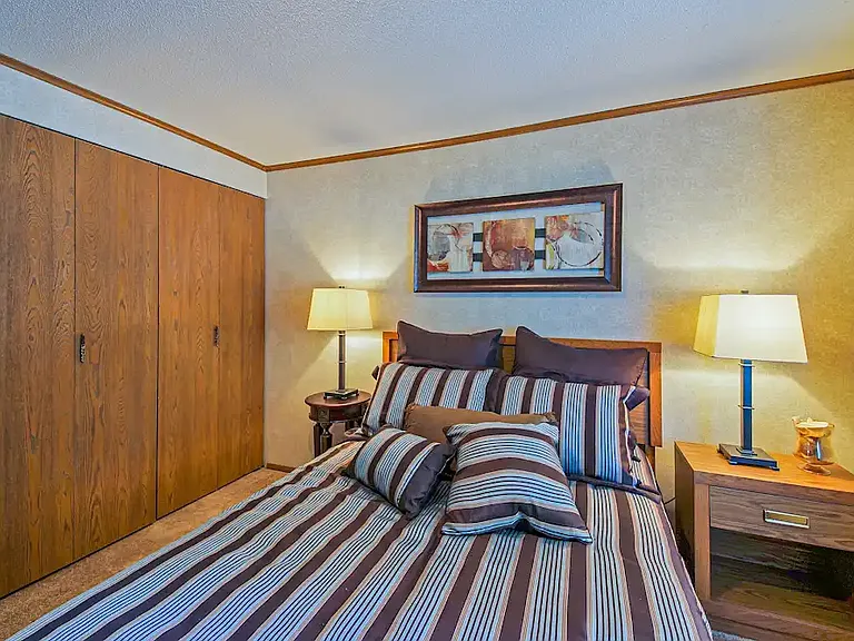Oakwood Park Apartments — Photo 7