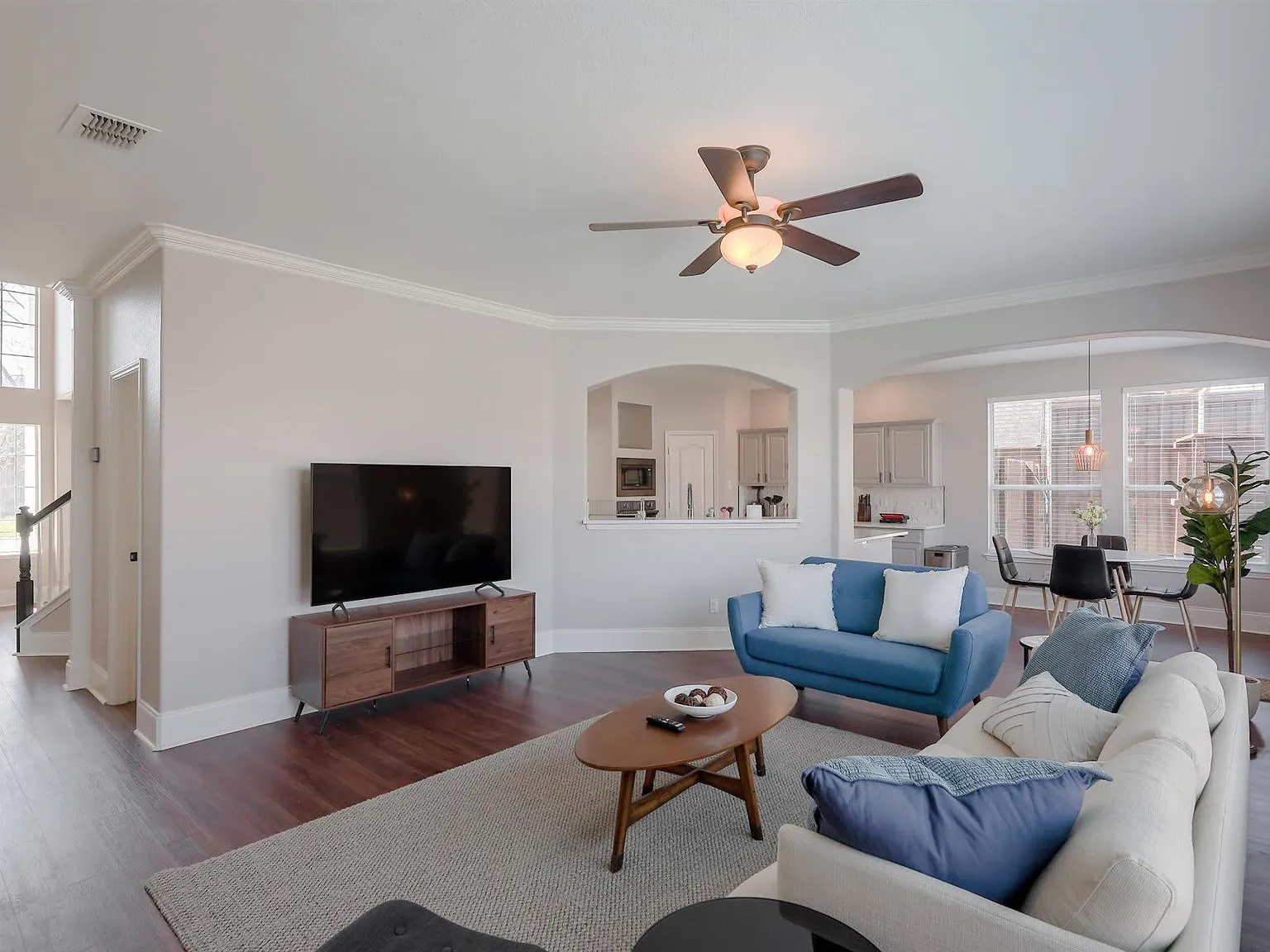 6 bed, 2.5 bath, 2892 sqft, $9,750 — Photo 2