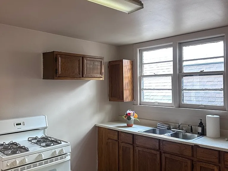101 E 23rd St #2 — Photo 4