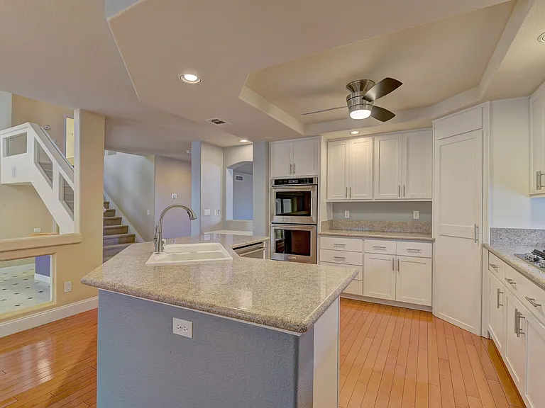 3920 Larkcrest St — Photo 4