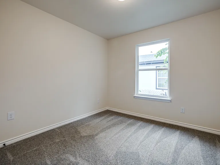 4220 Hamilton Ave — Photo 10