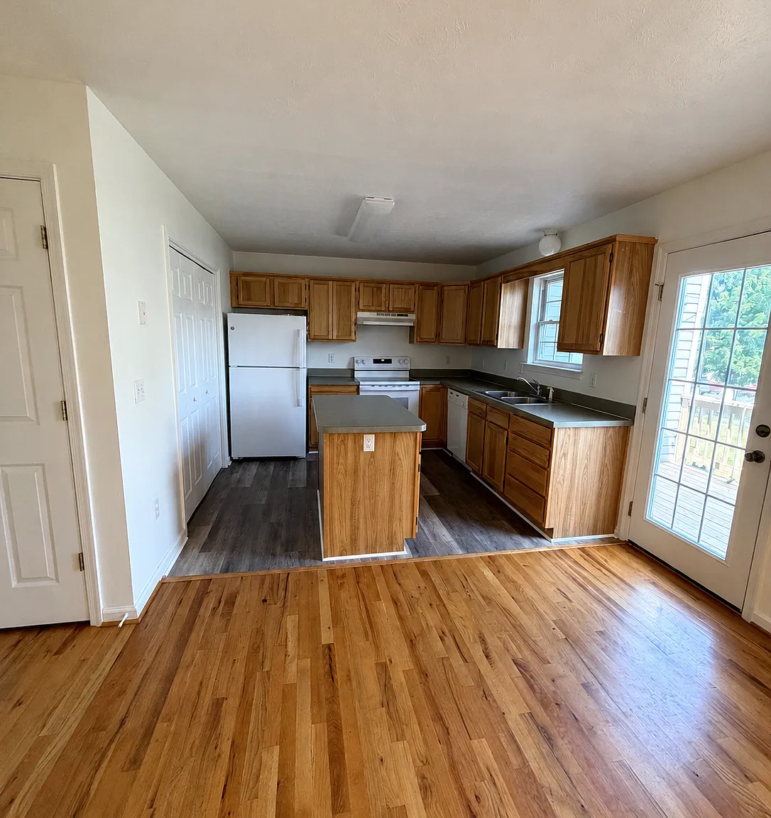 2 bed, 2.5 bath, 1584 sqft, $2,000 — Photo 4