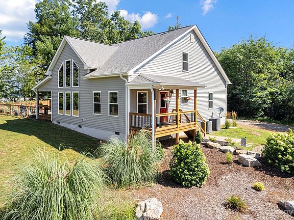 3rd image of 105 Peach Tree Valley Dr