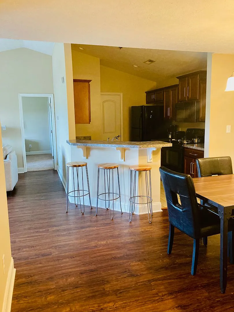 Top floor, fully furnished, with balcony- Perfect for Professionals- Near shops & restaurants — Photo 2