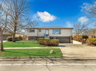 426 S Cedarcrest Dr, Schaumburg, IL 60193