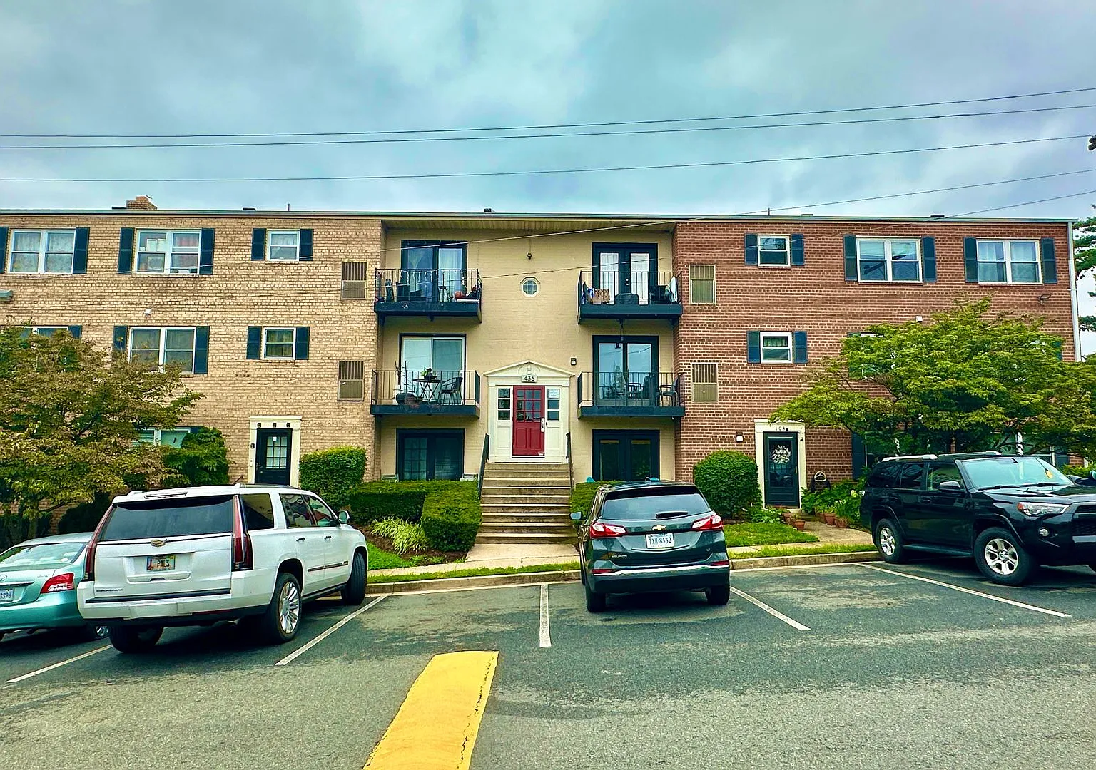 Sail into this 2BR 1BA at the Mayflower Condominiums in Alexandria includes utilities — Photo 1