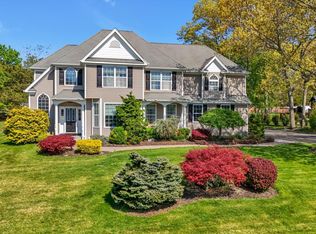 9 Paddock Ln, Medford, NY 11763
