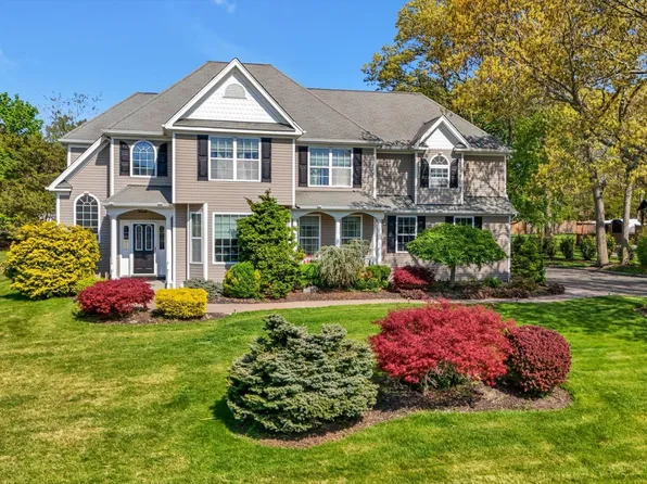 9 Paddock Lane, Medford, NY 11763