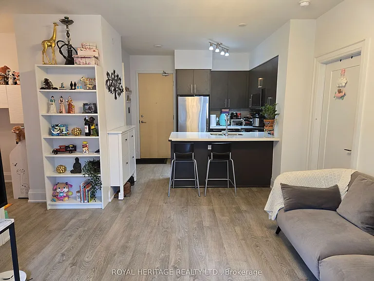 30 Roehampton Ave #403 — Photo 9