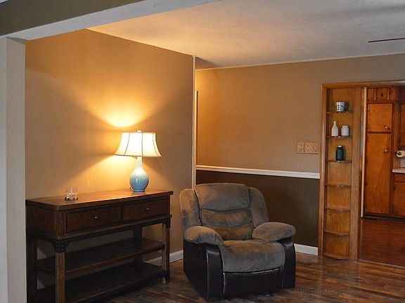 4th image of 220 Old Crawford Mill Ln