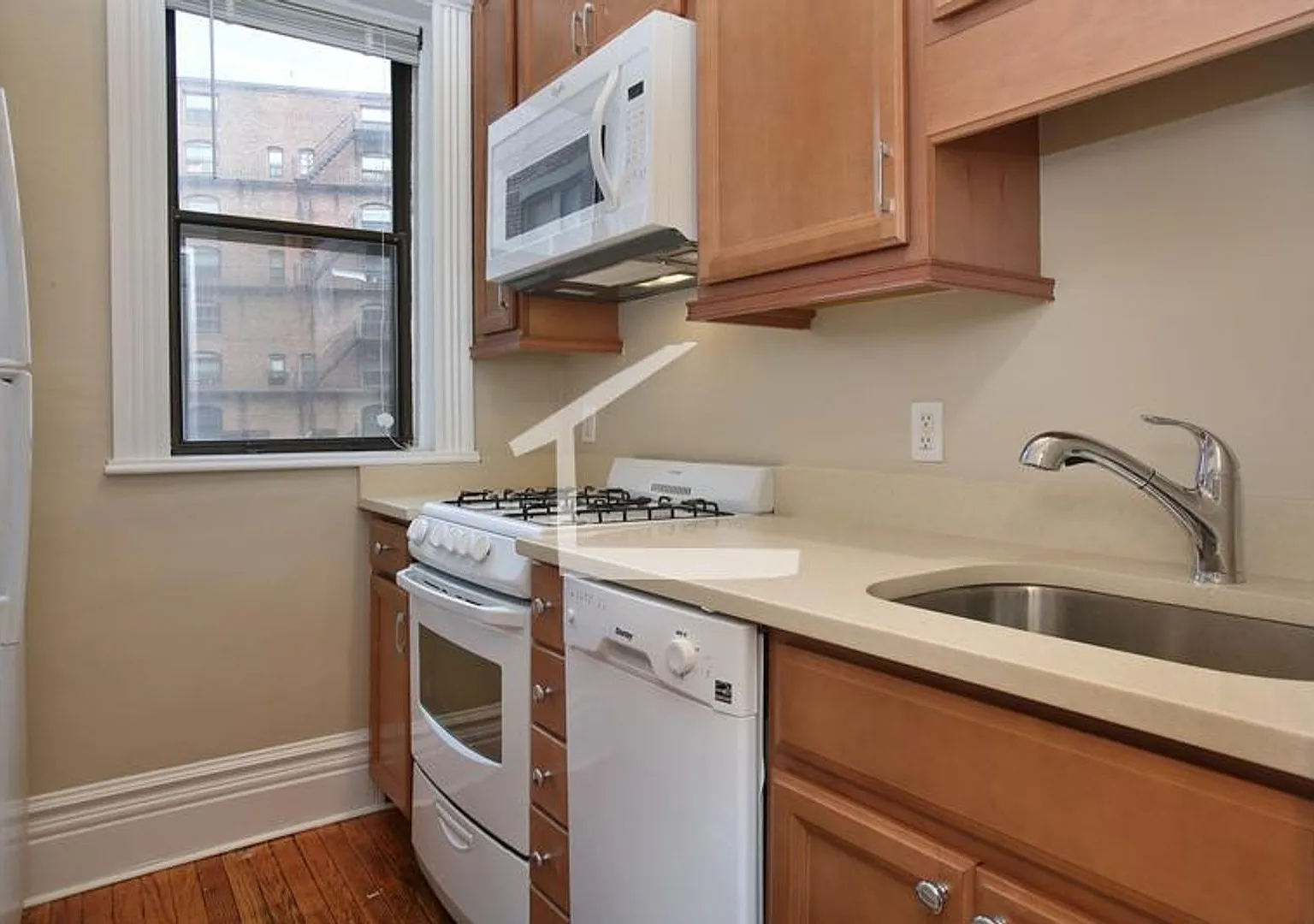 Nicely renovated 1 bed split in Fenway for 9/1/2026! — Photo 1