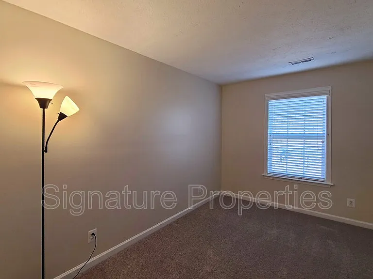 106 Regina Ln — Photo 22
