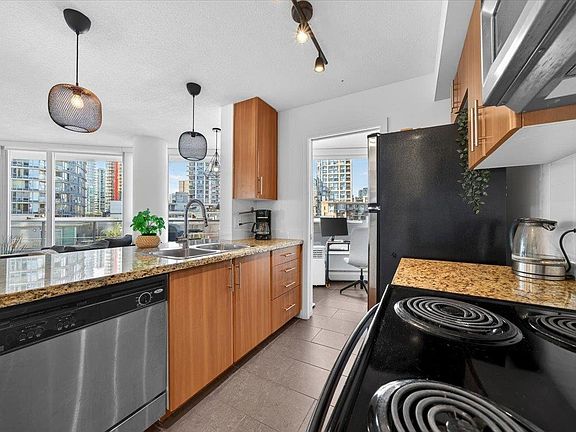 3rd image of 58 Keefer Pl #905