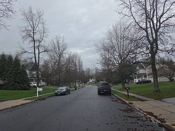 4th image of 9 Pepperidge Ct