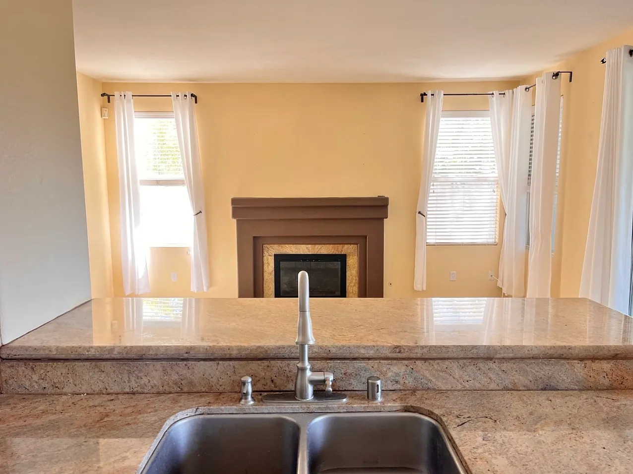 4 bed, 2.5 bath, 1915 sqft, $5,300 — Photo 3