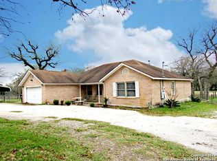 216 Palo Verde Dr, Floresville, TX 78114