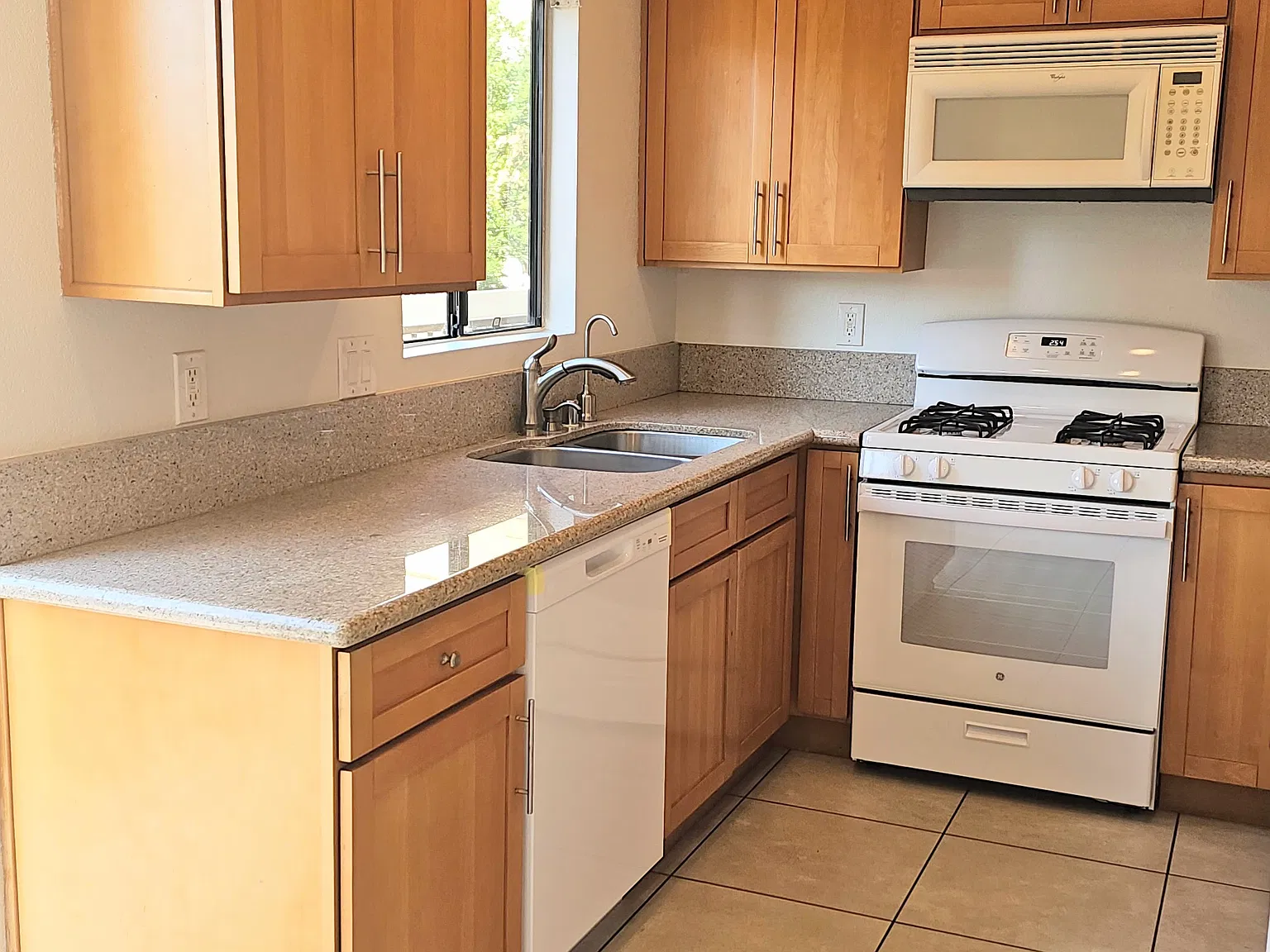 2 bed, 1.5 bath, 960 sqft, $2,995 — Photo 2