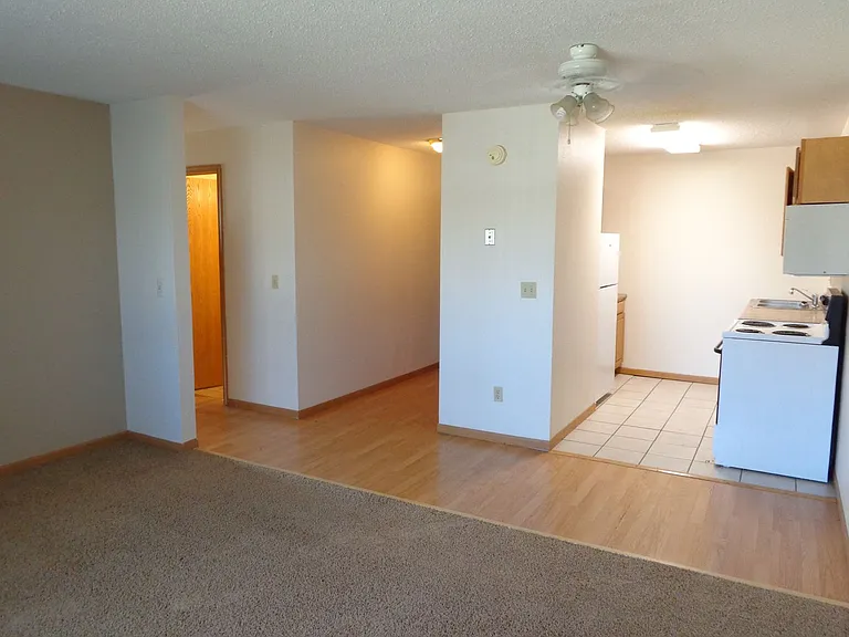 Crestwood Apartments — Photo 37