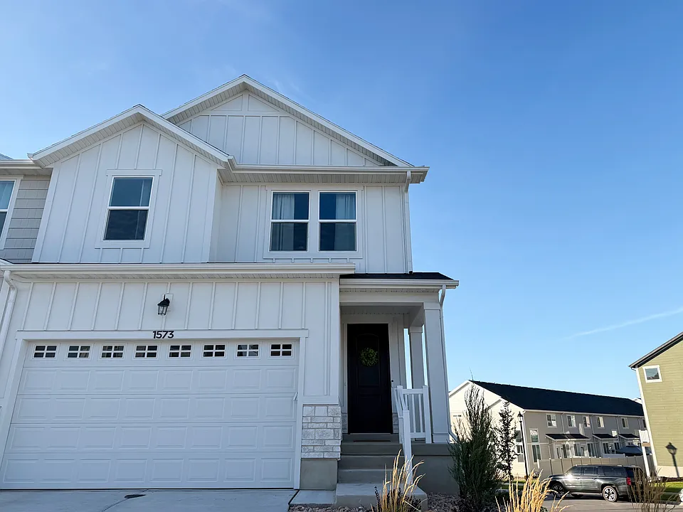 1573 W Banner Dr