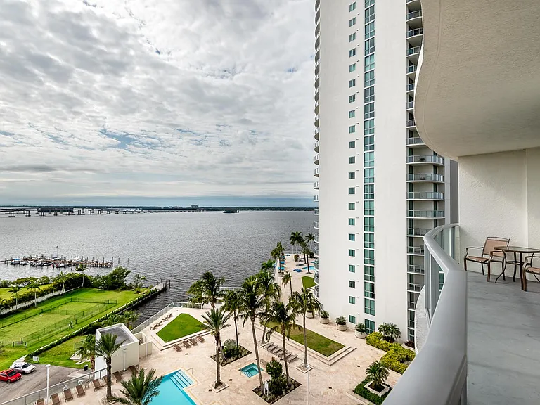 3001 Oasis Grand Blvd — Photo 10