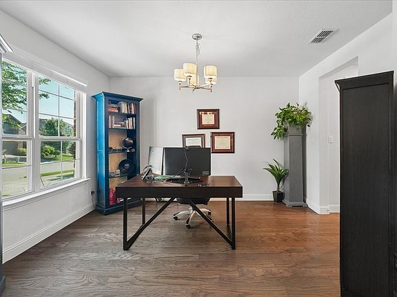 3rd image of 2202 Stanhill Dr