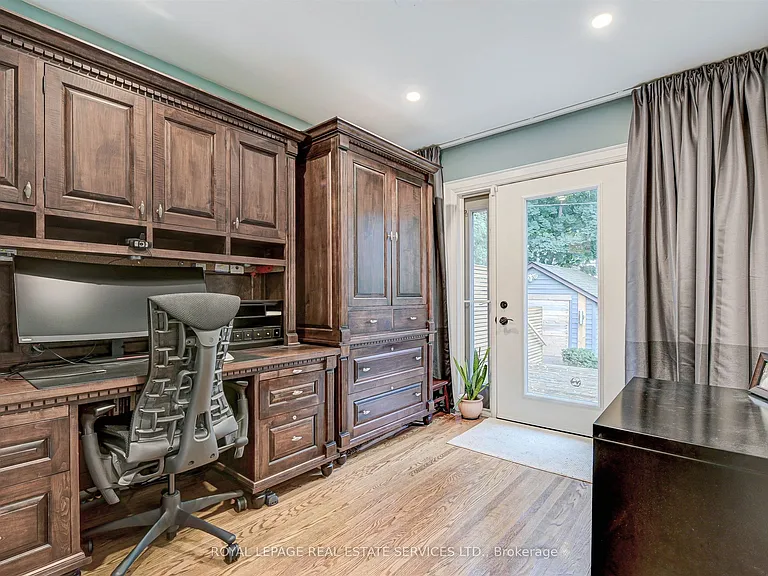 884 Royal York Rd — Photo 14