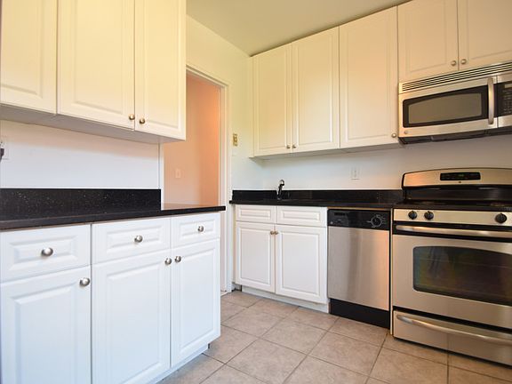 Drake House - Kitchen - 207-03J - J Line