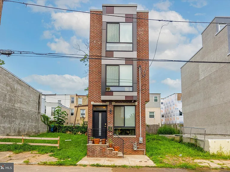 2137 N Darien St — Photo 1