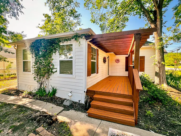 182 Douglas St — Photo 22