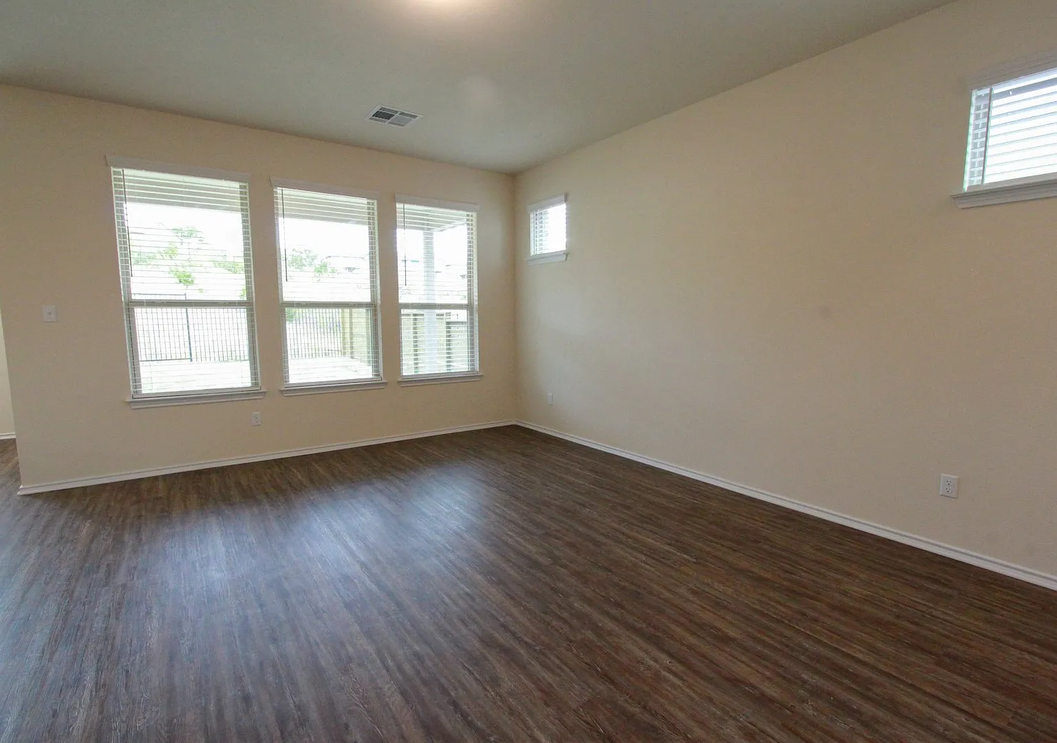 Spacious 3-Bedroom Home in University Park Villas Backing to Greenbelt! — Photo 3