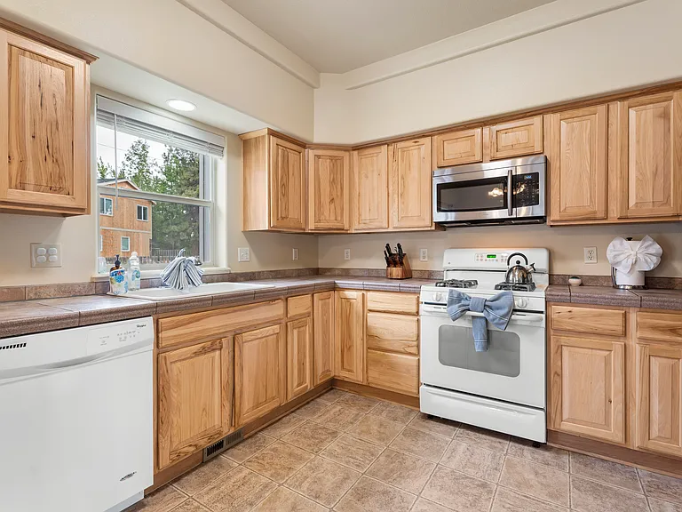 676 SE Gleneden Pl — Photo 10