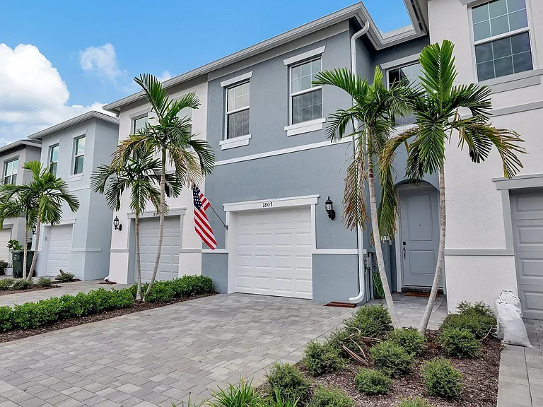 1807 SE Ocean Cove Way — Photo 2
