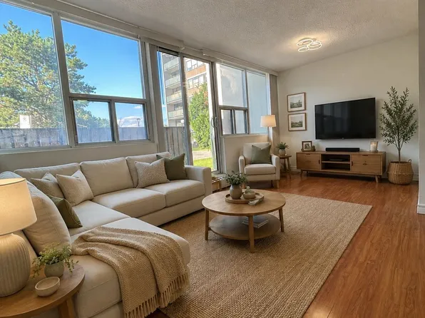 2121 Roche Ct #106, Mississauga, ON L5K 2C7
