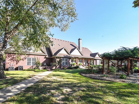 5th image of 302 Spring Creek Rd