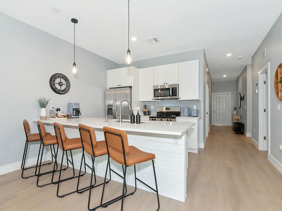 Beautiful Kitchen. Quartz Counter tops. Stainless Steel Appliances.