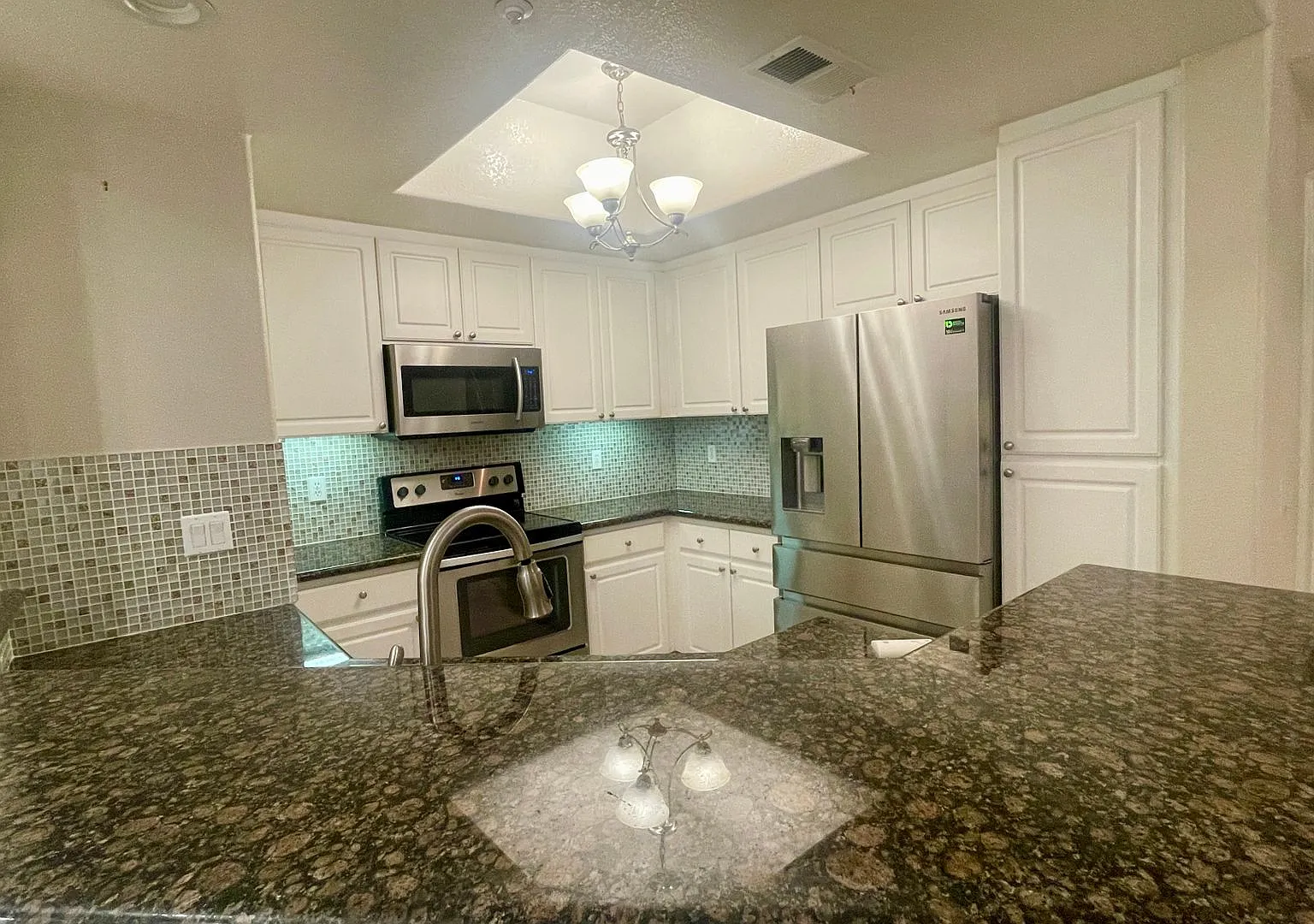 Beautiful 2 bedrooms + Den/Office or Bonus room, 2 bath condo in La Jolla for rent! — Photo 1