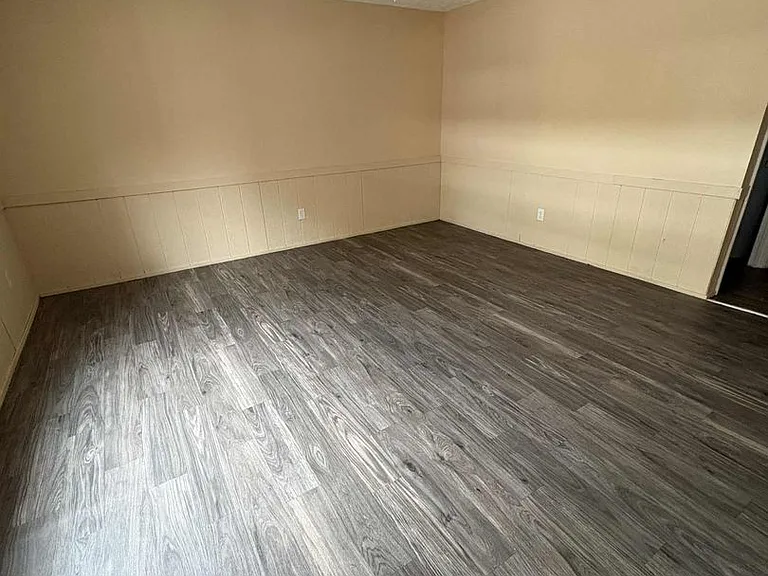 529 E Main St — Photo 12