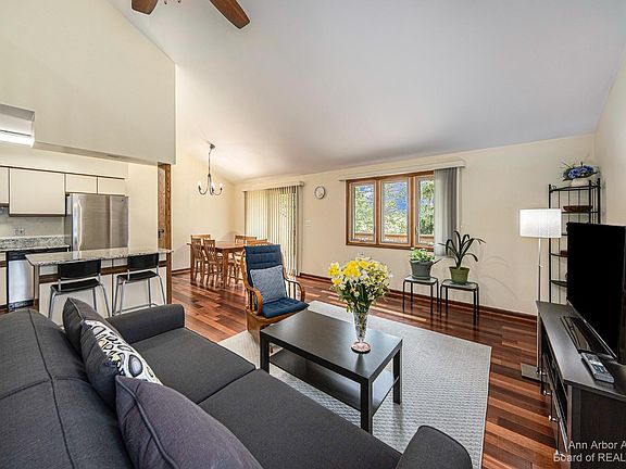 5th image of 586 Echo Ct