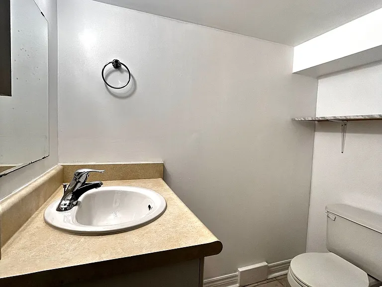 5219 Broughton Cres #IN-LAW ON MAI — Photo 15