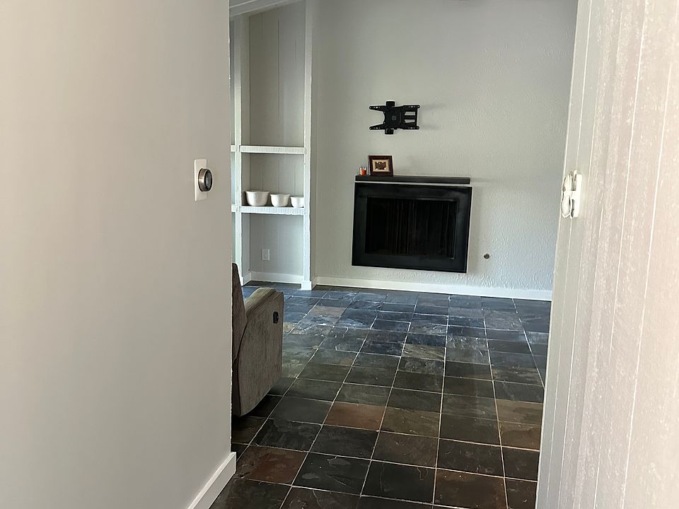 Welcome to your new home!
Entry with full Slate flooring throughout
unit.