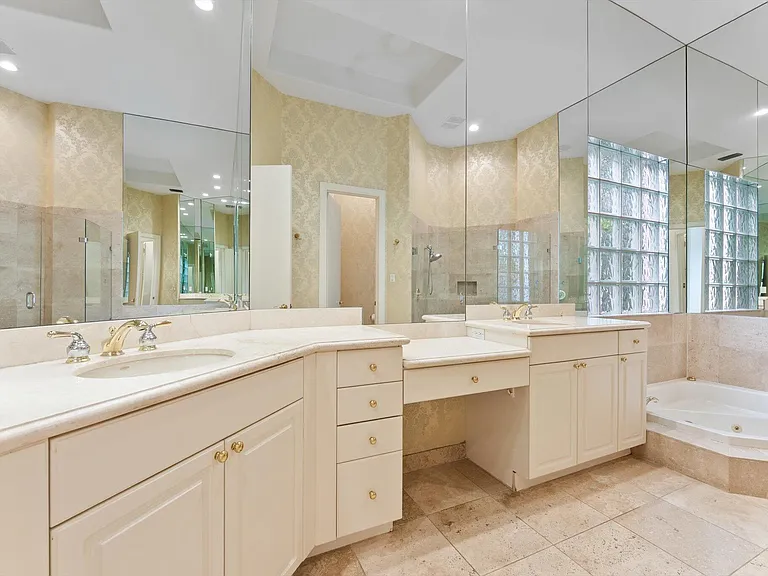 7081 Mallorca Cres — Photo 10