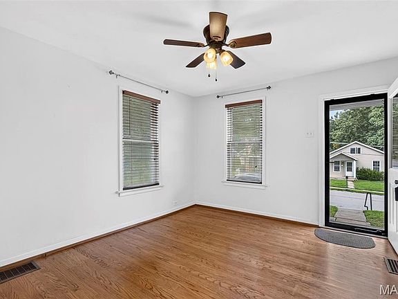 4th image of 1128 Hall St