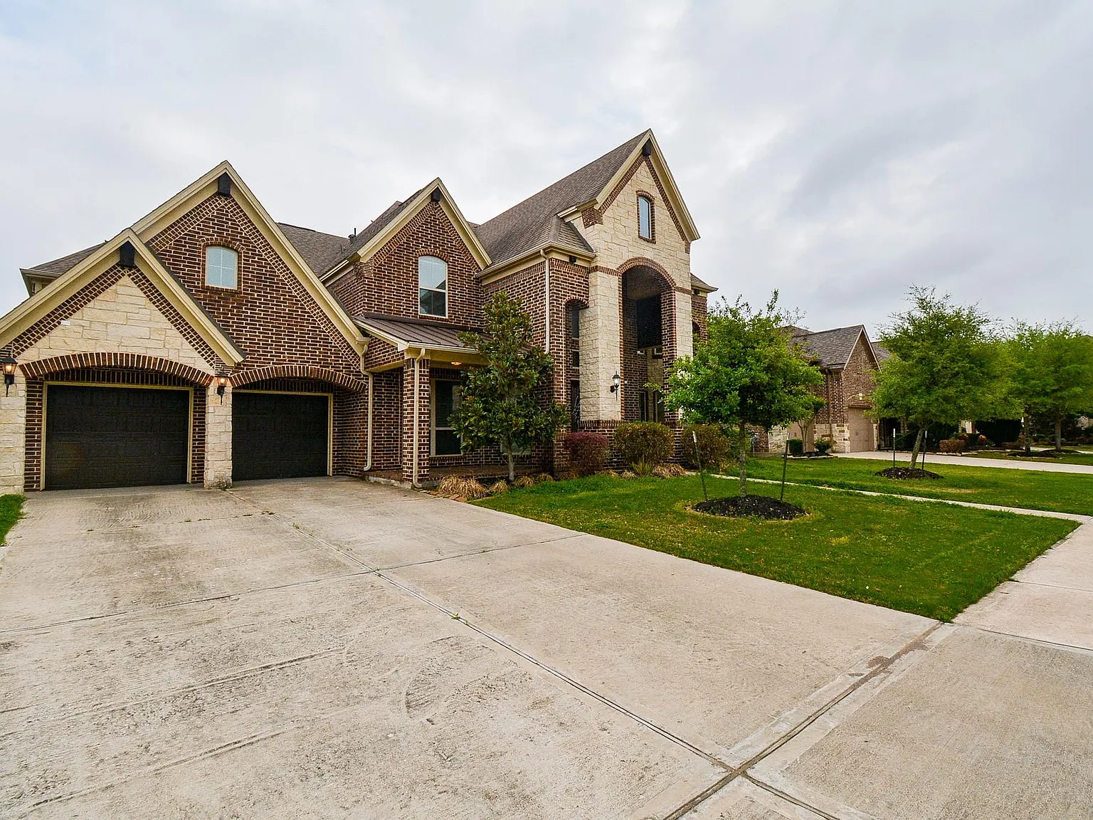 5 bed, 4.0 bath, 4408 sqft, $4,200 — Photo 2