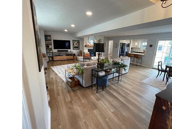 4th image of 32661 Redwood Blvd