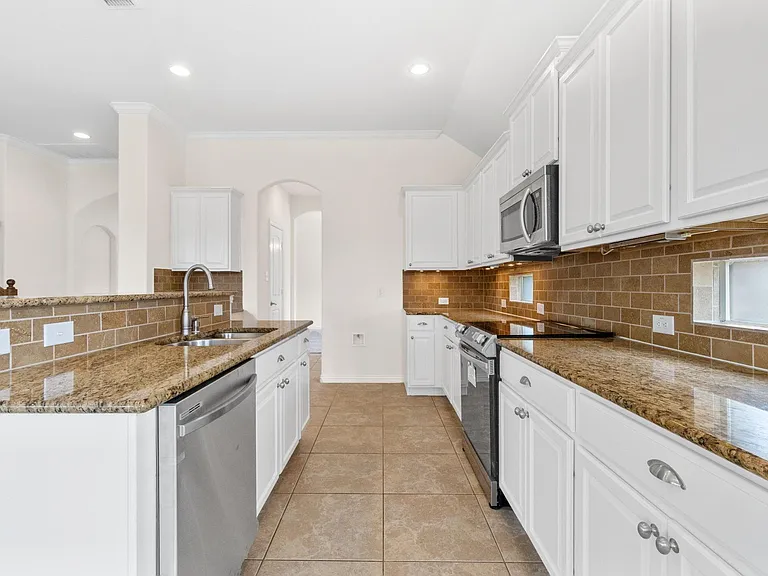 1705 Medina Ln — Photo 12