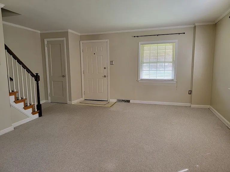 907 Green Ter — Photo 2