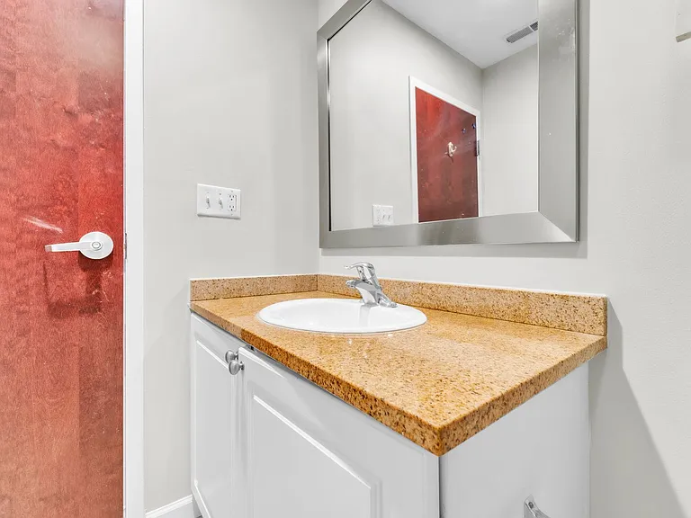 Farmington Avenue Apartments — Photo 15