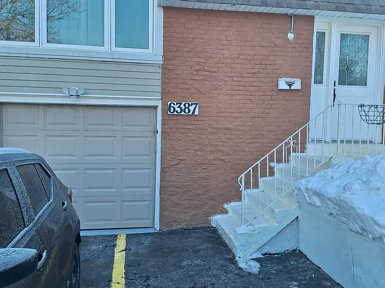 6387 Chaumont Cres — Photo 2