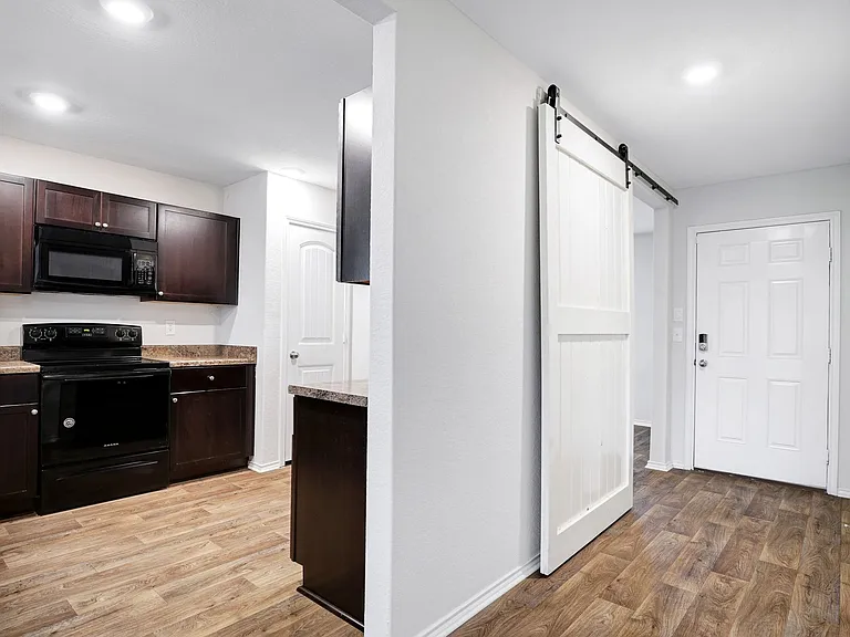 2850 Lindenwood Run — Photo 3