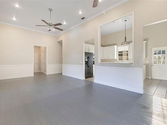 2nd image of 704 Grape Ave